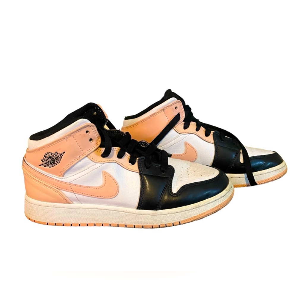 Air Jordan 1 Mids, In Artic Orange